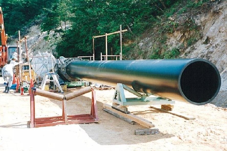 Welding of large PE pipes on the site, click to zoom